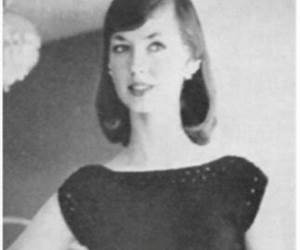 #1846 EYELET-EDGE BLOUSE VINTAGE CROCHET PATTERN #1846 EYELET-EDGE BLOUSE VINTAGE CROCHET PATTERN