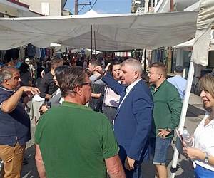 Ο Μητσόγατος στη λαϊκή αγορά