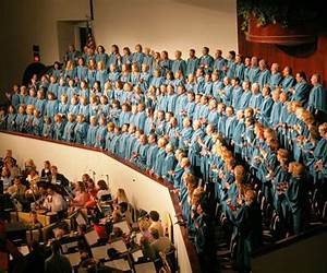 A Choir in Need (Amish Christmas Gifts #1)