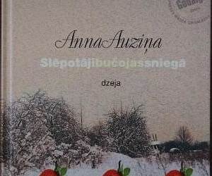 Slēpotāji bučojas sniegā Slēpotāji bučojas sniegā
