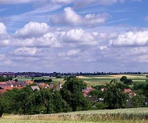 Unser kleines Dorf: Eine Welt mit 100 Menschen (Kufsteiner Wirtschaftsstudien 1) (German Edition) Unser kleines Dorf: Eine Welt mit 100 Menschen (Kufsteiner Wirtschaftsstudien 1) (German Edition)